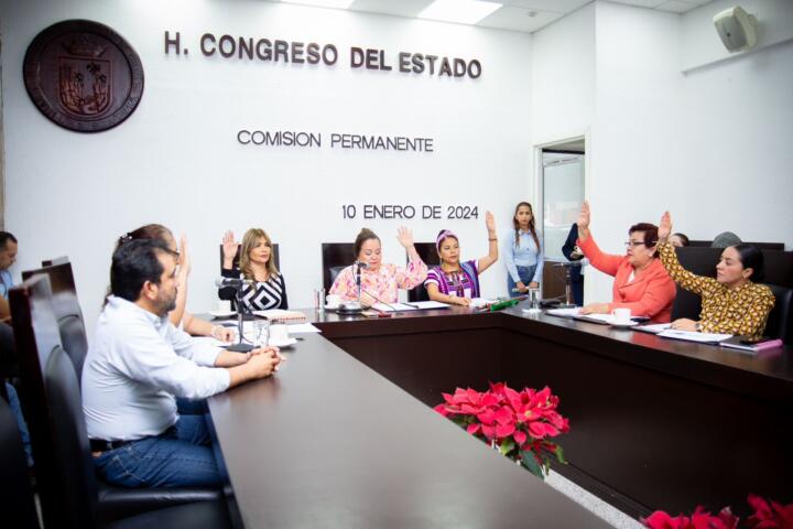 Congreso del Estado toma protesta a diputadas y aprueba nombramiento de funcionarios municipales