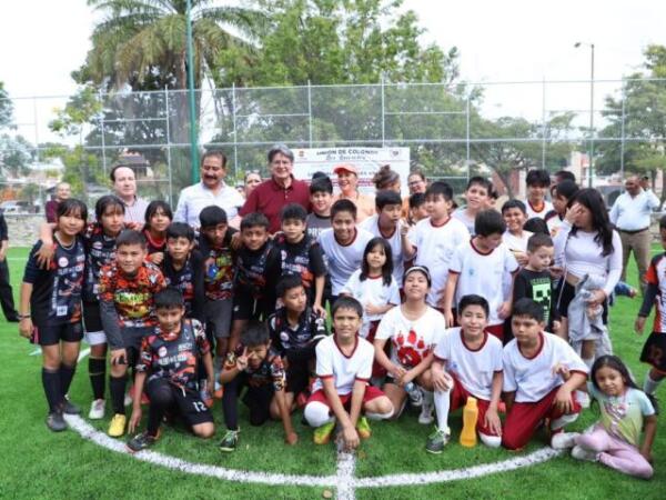 Ayuntamiento de Tuxtla Gutiérrez inaugura cancha de fútbol y área recreativa en Fraccionamiento Los Laureles
