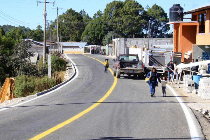 Rutilio Escandón inaugura camino del ejido Arcotete al entronque San Cristóbal-Tenejapa