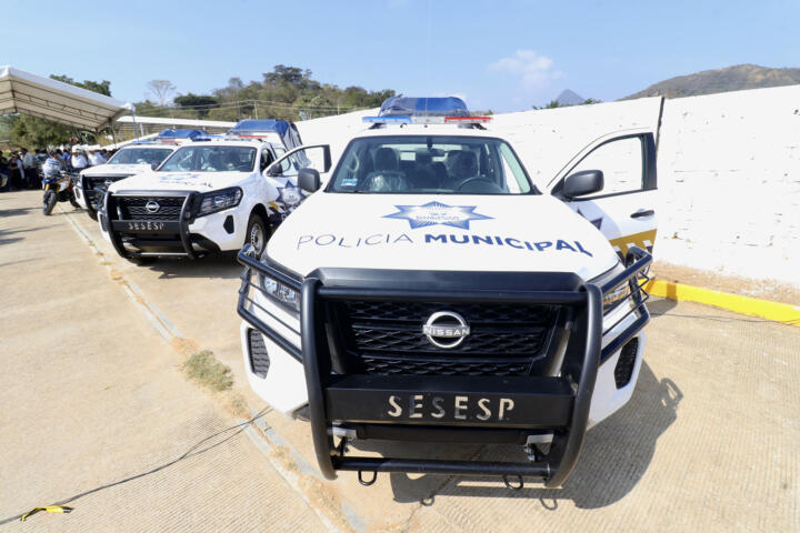 En Villaflores, Rutilio Escandón entrega patrullas, motopatrullas y equipamiento a la Policía Municipal