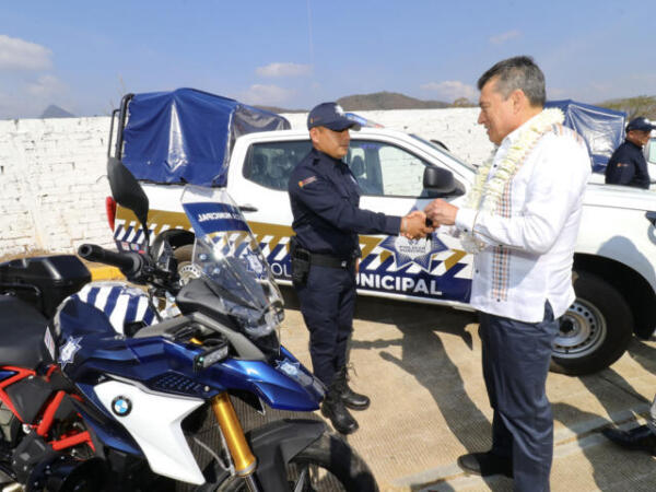 En Villaflores, Rutilio Escandón entrega patrullas, motopatrullas y equipamiento a la Policía Municipal