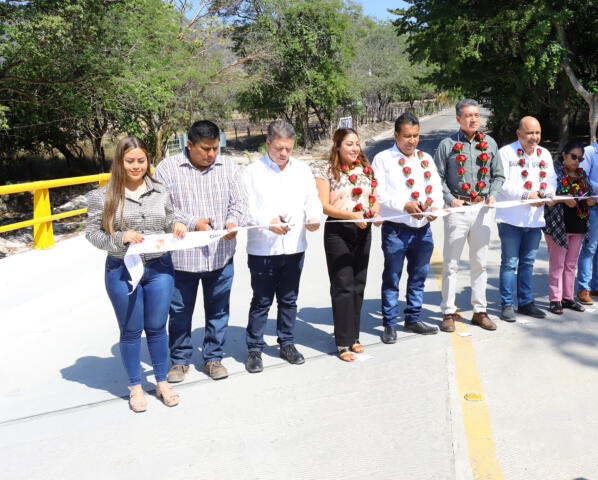 En Tzimol, Rutilio Escandón beneficia al ejido Dr. Manuel Velasco Suárez, con nuevo puente