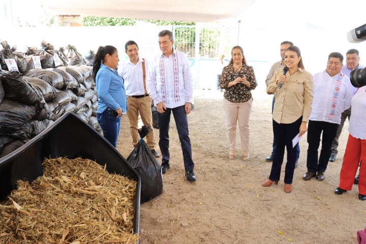 Rutilio Escandón entrega bolsas de silo de maíz a productoras y productores pecuarios de Berriozábal