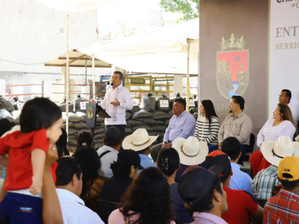 Rutilio Escandón entrega bolsas de silo de maíz a productoras y productores pecuarios de Berriozábal