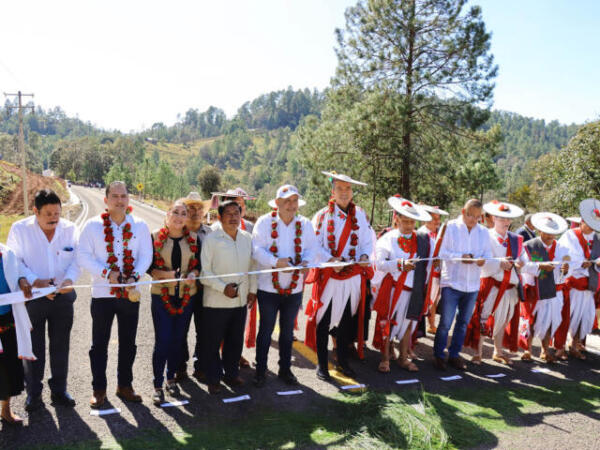 Inaugura Rutilio Escandón construcción del camino Huixtán-Oxchuc-Los Ranchos