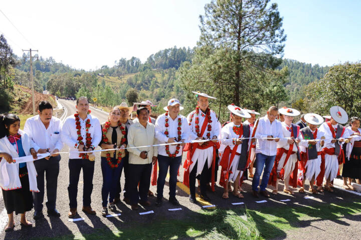 Inaugura Rutilio Escandón construcción del camino Huixtán-Oxchuc-Los Ranchos
