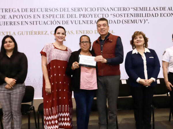 Rutilio Escandón arranca 2024 con entrega de apoyos para impulsar independencia económica de las mujeres