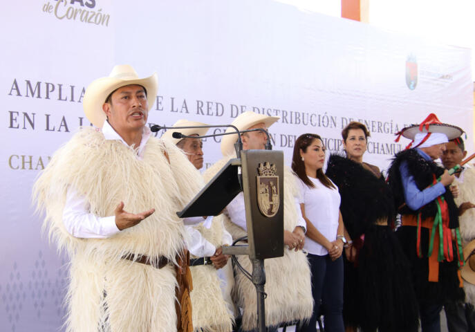 En Chamula, Rutilio Escandón inauguró red de distribución eléctrica en la localidad de Cruztón