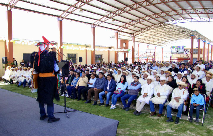 En Chamula, Rutilio Escandón inauguró red de distribución eléctrica en la localidad de Cruztón