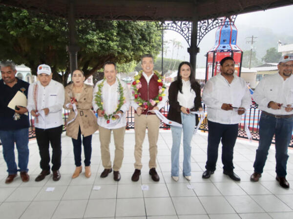 Inaugura Rutilio Escandón rehabilitación del Parque Público Municipal, en Ostuacán