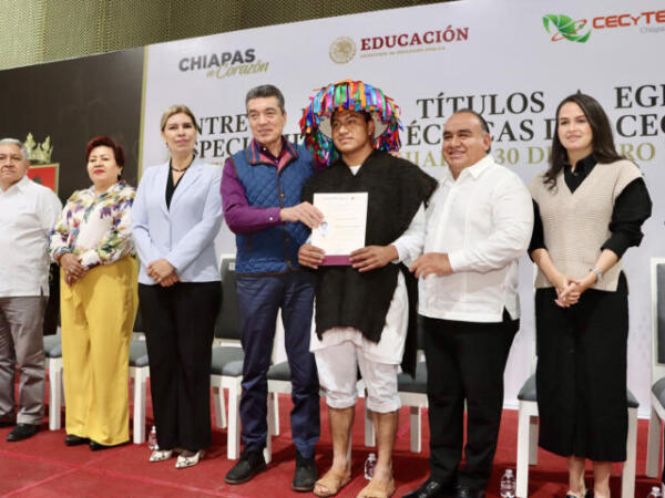 Rutilio Escandón entrega 700 títulos a egresadas y egresados de especialidades técnicas del Cecyte Chiapas