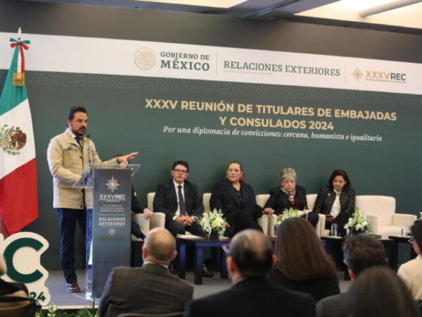 Migrantes mexicanos y sus familias en México pueden ser asegurados del IMSS: Zoé Robledo ante Embajadores y Cónsules