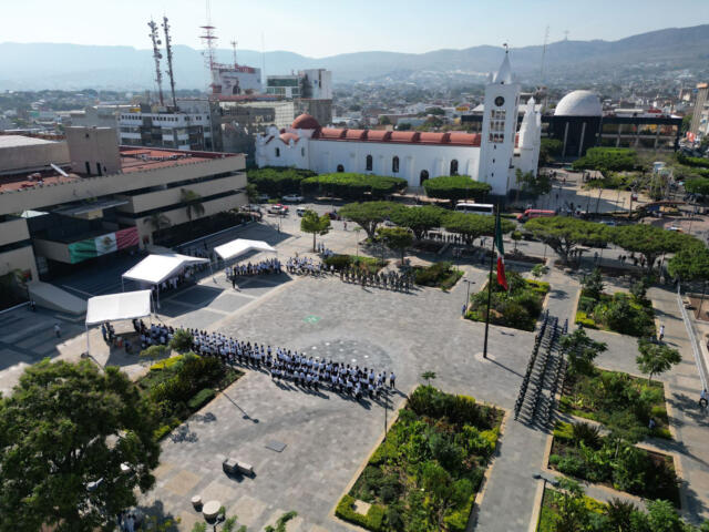 Rutilio Escandón encabeza Honores a la Bandera, en el Parque Central de Tuxtla Gutiérrez