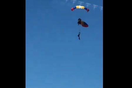 Paracaidistas sufren aparatoso accidente al enredarse y chocar contra un edificio (VIDEO)