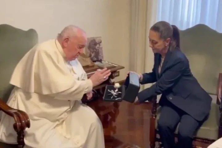 Claudia Sheinbaum trae regalo a mexicanos desde el Vaticano