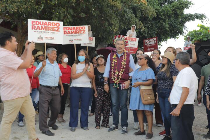 Angel Torres acerca mensaje de Morena en apoyo a Eduardo Ramírez, en la colonia San Pedro Progresivo