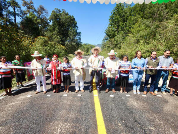 En Chanal, Rutilio Escandón inaugura construcción del camino Chanal-La Mendoza-Sakchibalte