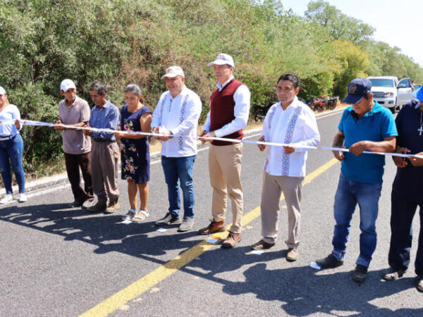 En Pijijiapan, Rutilio Escandón inaugura el camino San Isidro-Isla San José, en la localidad de Santa Virginia