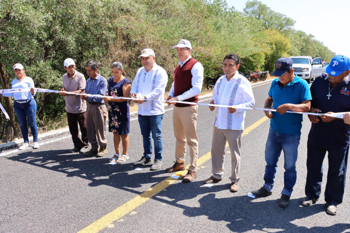 En Pijijiapan, Rutilio Escandón inaugura el camino San Isidro-Isla San José, en la localidad de Santa Virginia