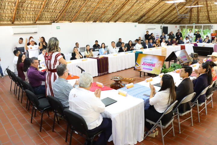 Rutilio Escandón reconoce a participantes del 14 Parlamento Juvenil “Enoch Cancino Casahonda”