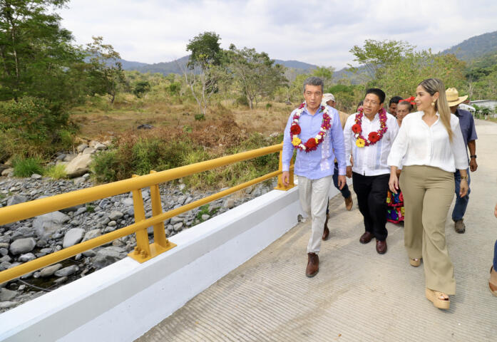 En Villa Comaltitlán, Rutilio Escandón inaugura puente vial sobre camino Vicente Guerrero-Fracción Unidad Uno