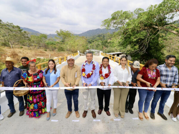 En Villa Comaltitlán, Rutilio Escandón inaugura puente vial sobre camino Vicente Guerrero-Fracción Unidad Uno