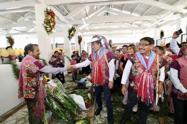 Inaugura Rutilio Escandón construcción del Mercado de las Flores, en Zinacantán