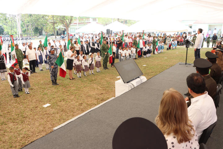 Asiste Rutilio Escandón a la conmemoración del Día de la Bandera, en la 36ª Zona Militar de Tapachula