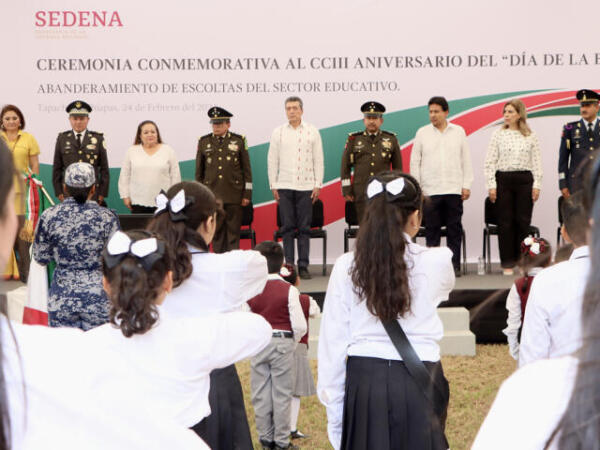 Asiste Rutilio Escandón a la conmemoración del Día de la Bandera, en la 36ª Zona Militar de Tapachula