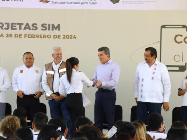 Entrega Rutilio Escandón tarjetas SIM del programa Conectividad para el Bienestar a estudiantes de Chiapas