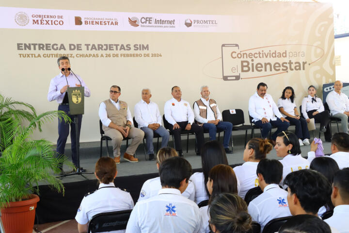 Entrega Rutilio Escandón tarjetas SIM del programa Conectividad para el Bienestar a estudiantes de Chiapas