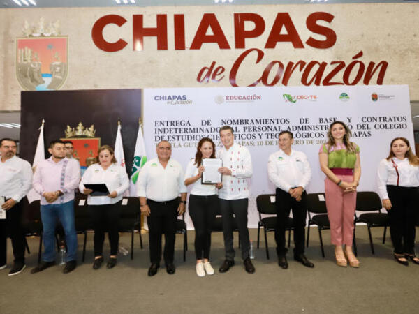 Rutilio Escandón entrega nombramientos de base y contratos indeterminados a personal del Cecyte Chiapas