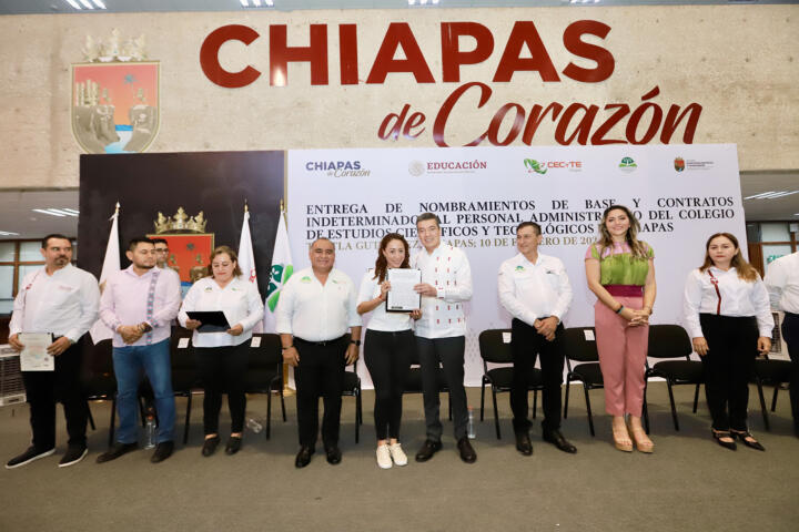 Rutilio Escandón entrega nombramientos de base y contratos indeterminados a personal del Cecyte Chiapas