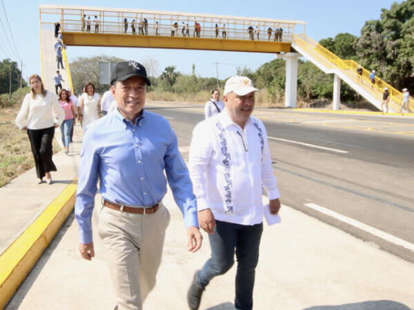 Rutilio Escandón entrega obra vial, autobuses escolares y equipamiento a la UP Tapachula