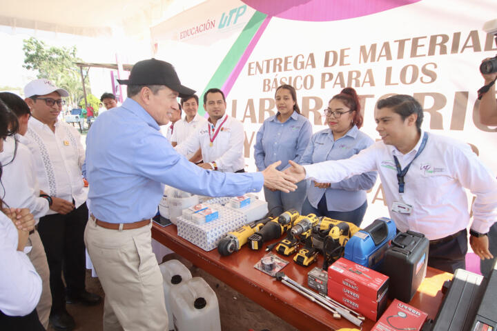 Rutilio Escandón entrega obra vial, autobuses escolares y equipamiento a la UP Tapachula