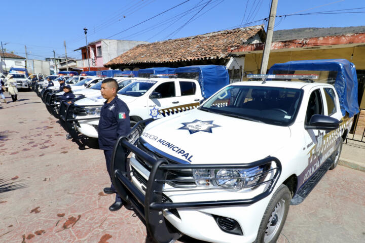 Entrega Rutilio Escandón vehículos y equipamiento a policías municipales de la Región De Los Bosques