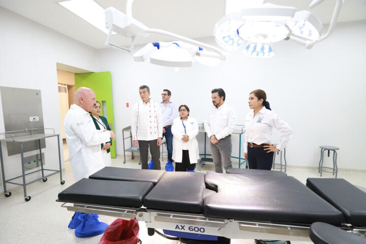 Rutilio Escandón y Zoé Robledo visitan la Unidad de Médica de Atención Ambulatoria de TGZ