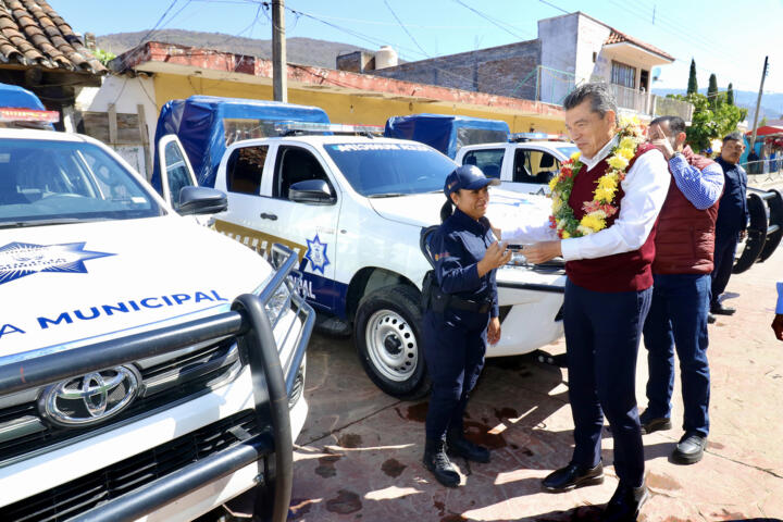 Entrega Rutilio Escandón vehículos y equipamiento a policías municipales de la Región De Los Bosques