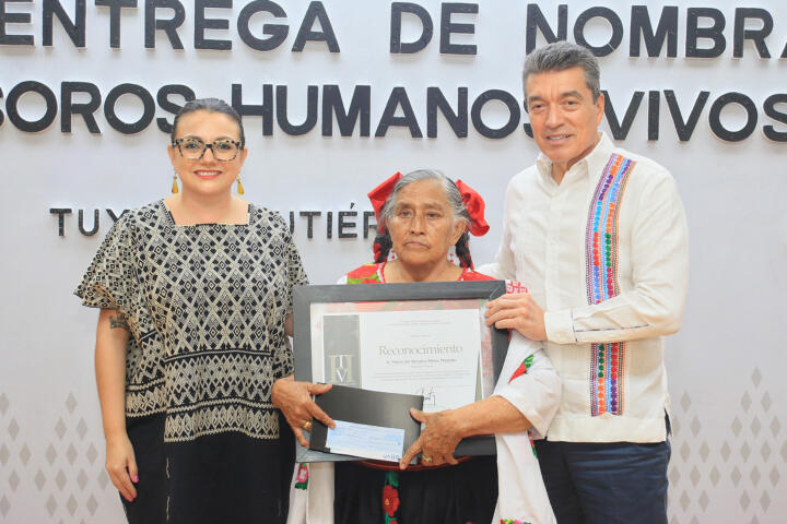 Rutilio Escandón entrega nombramientos Tesoros Humanos Vivos de Chiapas