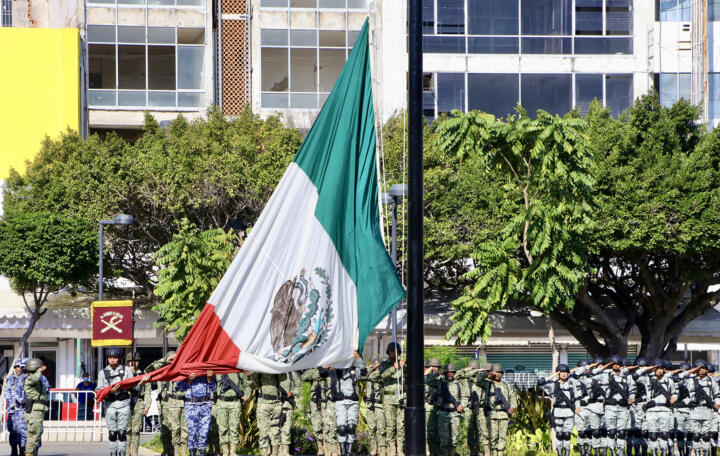 Rutilio Escandón encabeza Honores a la Bandera, en el Parque Central de Tuxtla Gutiérrez