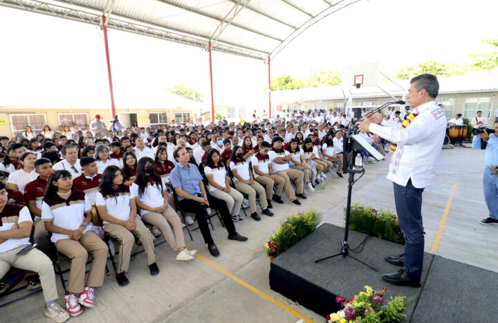 Arranca Rutilio Escandón Ciclo Escolar en el Cecyte Chiapas e inaugura cancha de usos múltiples del Plantel 34