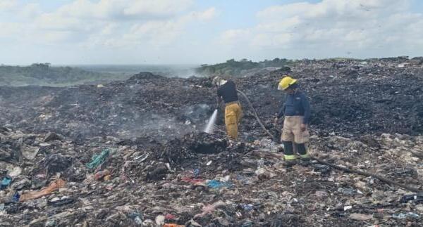 Continúan labores de contención del incendio en basurero municipal de Tapachula