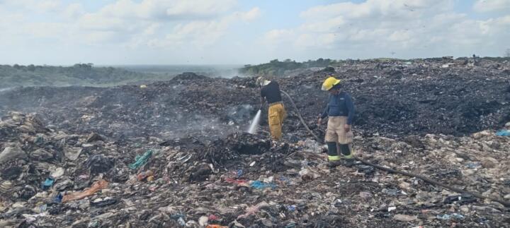Continúan labores de contención del incendio en basurero municipal de Tapachula