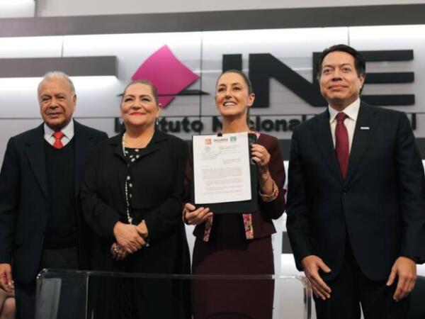 Hoy extendemos nuestra mano y convocamos a todas y todos los mexicanos a emprender este camino juntos y juntas: Claudia Sheinbaum se registra ante el INE como candidata a la Presidencia de México