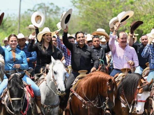 Eduardo Ramírez asiste como invitado a cabalgata en Juárez