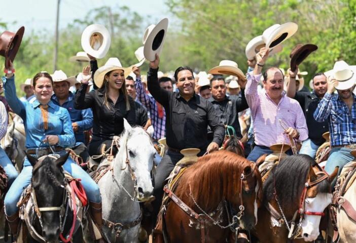 Eduardo Ramírez asiste como invitado a cabalgata en Juárez