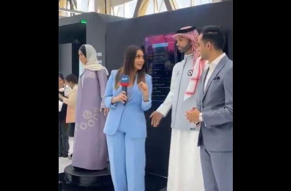 Arabia Saudita: Robot humanoide genera controversia por "acosar" a una reportera (VIDEO)