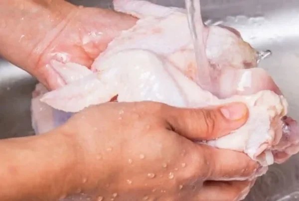 Chef mexicana explica por qué no se debe lavar el pollo