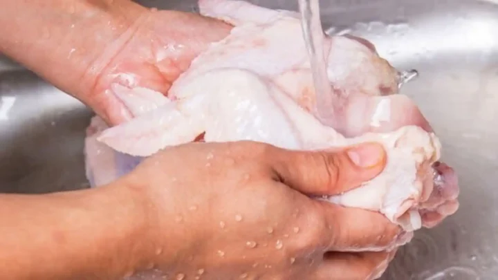 No te pongas en riesgo: conoce los peligros de lavar el pollo y cómo evitarlos