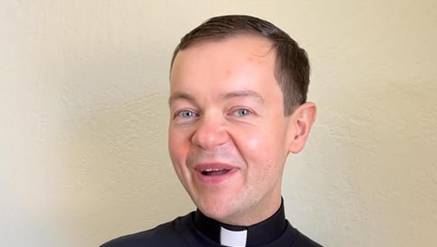 Vaticano destituye del sacerdocio al polémico Adam Kotas